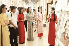 Trưng bày tác phẩm ký họa của các họa sĩ từng trực tiếp tham gia chiến đấu tại chiến trường Khu V. (Ảnh LÊ VƯƠNG)