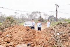 Kiểm soát viên đê điều kiểm tra, xử lý vi phạm tại bãi sông Hồng. (Ảnh VIỆT TUẤN)