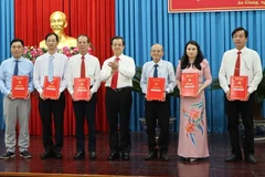 Lãnh đạo tỉnh An Giang trao quyết định cho các đồng chí lãnh đạo Báo và Phát thanh Truyền hình An Giang.