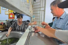 Phát cơm cho người bệnh và người nhà ở Bệnh viện Ung bướu Cần Thơ.