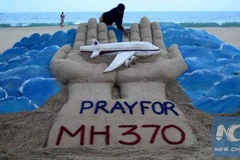 Tượng cát trên bãi biển ở Puri, Ấn Độ, ngày 12/3/2014, cầu nguyện cho máy bay MH370 mất tích. (Ảnh: Tân Hoa Xã)