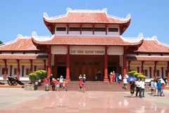 Du khách tham quan Bảo tàng Quang Trung (xã Tây Sơn, tỉnh Gia Lai), nơi lưu giữ và trưng bày nhiều hiện vật lịch sử quý giá thời Tây Sơn. 