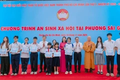 Lãnh đạo Ủy ban Mặt trận Tổ quốc Việt Nam Thành phố Hồ Chí Minh trao học bổng cho các em học sinh.