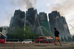 Khu chung cư ở quận Tai Po, Hồng Kông (Trung Quốc) sau vụ hỏa hoạn. (Ảnh: THX/TTXVN) 