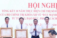 Đồng chí Trần Cẩm Tú trao Bằng khen của Thủ tướng Chính phủ, năm 2025, tặng Đảng bộ Cơ quan Ban Tổ chức Trung ương và 2 đồng chí: Vũ Trọng Lâm, Bí thư Đảng ủy, Giám đốc, Tổng Biên tập Nhà xuất bản Chính trị quốc gia Sự thật; Lê Quang Vinh, Vụ trưởng Vụ Cán bộ, Ban Tổ chức Trung ương. (Ảnh: PHẠM CƯỜNG)