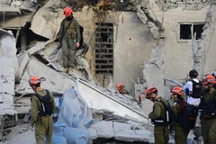 Lực lượng an ninh và cứu hộ Israel làm nhiệm vụ tại hiện trường vụ tấn công tên lửa từ Iran ở Bnei Brak, miền trung Israel, ngày 16/6/2025. (Ảnh: Tân Hoa Xã)