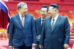 Tổng Bí thư Đảng Lao động Triều Tiên, Chủ tịch Quốc vụ Triều Tiên Kim Jong Un đón Tổng Bí thư Tô Lâm. (Ảnh: TTXVN) 