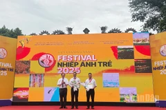 Thứ trưởng Tạ Quang Đông trao giải thưởng và chứng nhận cho 2 tác giả đoạt Huy chương Vàng.