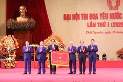 Đồng chí Đỗ Văn Chiến, Ủy viên Bộ Chính trị, Bí thư Trung ương Đảng, Chủ tịch Ủy ban Trung ương Mặt trận Tổ quốc Việt Nam, Phó Chủ tịch Thường trực Hội đồng Thi đua-khen thưởng Trung ương trao Cờ thi đua của Chính phủ tặng tỉnh Thái Nguyên. (Ảnh: TUẤN SƠN)