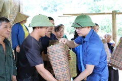 Lãnh đạo tỉnh Thái Nguyên thăm, động viên, tặng quà người dân bị thiệt hại do mưa bão tại xã Vĩnh Thông. (Ảnh: TUẤN SƠN)