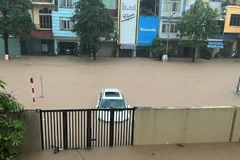 Đường Lương Ngọc Quyến, đoạn qua phường Phan Đình Phùng ngập sâu cả mét. (Ảnh: TUẤN SƠN)