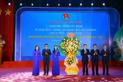 Lãnh đạo Tỉnh ủy Thái Nguyên tặng hoa chúc mừng Tỉnh đoàn Thái Nguyên. (Ảnh: PHƯƠNG THẢO).