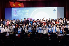 Các đại biểu và sinh viên tham dự chương trình tọa đàm.