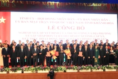 Ban Chấp hành Đảng bộ tỉnh Khánh Hòa (mới) nhiệm kỳ 2020-2025 nhận nhiệm vụ. (Ảnh: PHONG NGUYÊN)