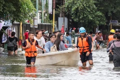 Lực lượng cứu hộ sơ tán người dân tại khu vực ngập lụt ở thành phố Navotas, Philippines ngày 10/11/2025. (Ảnh: THX/TTXVN)