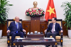 Bộ trưởng Ngoại giao Lê Hoài Trung tiếp Cố vấn đặc biệt Liên minh Nghị sĩ hữu nghị Nhật-Việt Takebe Tsutomu. (Ảnh: Bộ Ngoại giao)