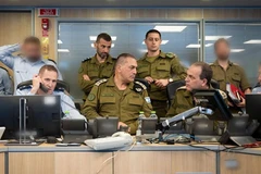 Bức ảnh do Lực lượng Phòng vệ Israel (IDF) công bố ngày 13/6/2025 cho thấy Tổng Tham mưu trưởng IDF, ông Eyal Zamir (ở giữa), đang giám sát các cuộc tấn công của IDF nhằm vào Iran, tại Phòng tình huống của Không quân Israel. (Ảnh: Tân Hoa Xã)