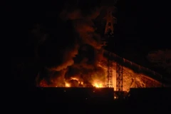 Khói lửa bốc lên tại khu phức hợp quân sự Fuerte Tiuna lớn nhất Venezuela, sau một loạt tiếng nổ ở thủ đô Caracas ngày 3/1/2026. (Ảnh: Japantimes.co.jp/TTXVN)