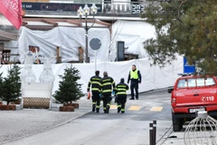 Lực lượng an ninh điều tra tại hiện trường vụ cháy nổ quán bar ở khu trượt tuyết Crans-Montana thuộc bang Valais, tây nam Thuỵ Sĩ, ngày 1/1/2026. (Ảnh: THX/TTXVN)