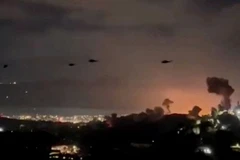 Trực thăng bay qua khu vực khói bốc lên từ loạt vụ nổ ở thủ đô Caracas, Venezuela, ngày 3/1/2026. (Ảnh: TTXVN)