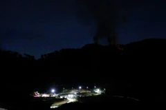 Khói lửa bốc lên tại khu phức hợp quân sự Fuerte Tiuna lớn nhất Venezuela, sau một loạt tiếng nổ ở thủ đô Caracas, ngày 3/1/2026. (Ảnh: TTXVN)