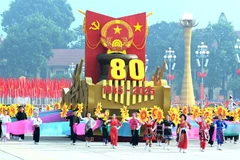 Biểu tượng 80 năm Cách mạng Tháng Tám và Quốc khánh nước Việt Nam tiến vào Lễ đài của Lễ kỷ niệm 80 năm Cách mạng Tháng Tám thành công và Quốc khánh Việt Nam. (Ảnh: Nhandan.vn)