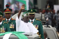 Tổng thống Nigeria Bola Tinubu (áo trắng). (Ảnh: Tân Hoa Xã)