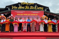 Các đại biểu thực hiện nghi thức cắt băng khai mạc trưng bày. (Ảnh: TUẤN SƠN)