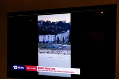 Một kênh truyền hình đưa tin về vụ xả súng trên bãi biển Bondi ở thành phố Sydney, bang New South Wales, Australia, ngày 14/12/2025. (Ảnh: Tân Hoa Xã)