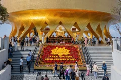 Du khách chiêm bái tượng Phật dịp đầu năm.