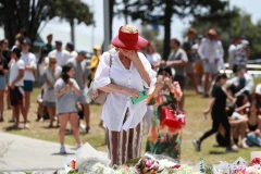 Đặt hoa tưởng niệm các nạn nhân của vụ xả súng trên bãi biển Bondi ở Sydney, Australia, ngày 15/12/2025. (Ảnh: THX/TTXVN)