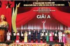 Đồng chí Tổng Bí thư Tô Lâm và đồng chí Chủ tịch nước Lương Cường trao giải A cho các tác giả, nhóm tác giả tại Lễ trao giải Cuộc thi chính luận về bảo vệ nền tảng tư tưởng của Đảng lần thứ 4, năm 2024, ngày 20/10/2024.