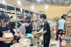 Đóng gói sách tuyển chọn cho chương trình "Hỗ trợ xây dựng 100 tủ sách trên khắp cả nước". (Ảnh: QUYÊN PHẠM)