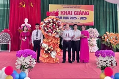Lãnh đạo tỉnh Thái Nguyên tặng hoa chúc mừng thầy và trò Trường trung học cơ sở Yến Lạc, xã Na Rì. (Ảnh: TUẤN SƠN)
