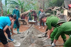 Cán bộ xã Nguyên Phúc, huyện Bạch Thông ra quân góp sức, ngày công xóa nhà tạm cho hộ nghèo. (Ảnh: HƯƠNG DỊU)