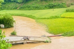 Mưa lũ gây ngập, hư hại cầu tràn tại xã Cẩm Giàng, huyện Bạch Thông. (Ảnh: THU TRANG)
