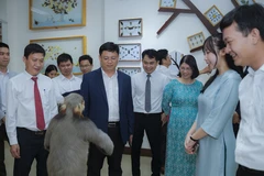 Đại biểu và khách tham quan trải nghiệm không gian trưng bày mới khai trương. (Ảnh: Bảo tàng thiên nhiên duyên hải miền trung)