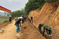 Lực lượng vũ trang Thái Nguyên giúp dân nạo vét kênh mương bị vùi lấp do sạt lở. (Ảnh: DUY ĐỨC)