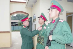 Kiểm tra trang phục giữ ấm cho chiến sĩ trước khi vào ca gác tại Tiểu đoàn 1, Trung đoàn 750. (Ảnh: DUY ĐỨC)