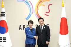 Tổng thống Hàn Quốc Lee Jae Myung (phải) trong cuộc gặp với Thủ tướng Nhật Bản Takaichi Sanae bên lề Hội nghị các nhà lãnh đạo APEC tại thành phố Gyeongju, ngày 30/10/2025. (Ảnh: TTXVN) 