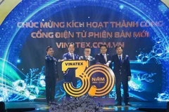 Đồng chí Lê Quốc Minh và Phó Bí thư Đảng ủy Chính phủ Lại Xuân Lâm cùng lãnh đạo bộ, ngành kích hoạt Website cổng điện tử Vinatex phiên bản mới.