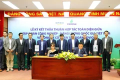 Tổng Giám đốc Petrovietnam Lê Ngọc Sơn và Chủ tịch Hội đồng quản trị Sovico Nguyễn Thị Phương Thảo ký kết thỏa thuận hợp tác toàn diện.