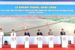 Các đại biểu bấm nút khởi công cầu Ngọc Hồi.