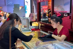 Thực tế, vàng luôn được xem là phương tiện thanh toán, tích trữ và là của để dành, là “trụ đỡ” cho niềm tin tài chính của nhiều người dân. (Ảnh Minh Phương)