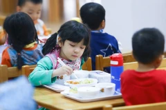 Dinh dưỡng học đường là yếu tố mấu chốt bảo đảm sự phát triển thể lực học sinh một cách toàn diện. Ảnh: Thế Đại