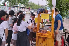 Nhiều quầy quà vặt thu hút học sinh nhưng tiềm ẩn nguy cơ ngộ độc. (Ảnh DIÊN KHÁNH)