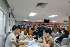 Người dân đến thực hiện thủ tục hành chính tại Chi nhánh số 6, Trung tâm Phục vụ hành chính công thành phố Hà Nội. (Ảnh VĂN HỌC)
