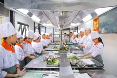 Trải nghiệm hóa thân thành những đầu bếp thực thụ trong khóa học nấu ăn giúp các em có nhận thức đúng về dinh dưỡng. (Nguồn Trung tâm Hướng nghiệp Á Âu)