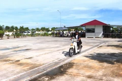 Người dân xã đảo Nhơn Châu tham gia kỳ thi sát hạch.