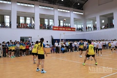 Trận đấu giữa đội Đảng bộ Văn phòng Ủy ban nhân dân tỉnh và Đảng bộ Sở Tài chính diễn ra sôi nổi.